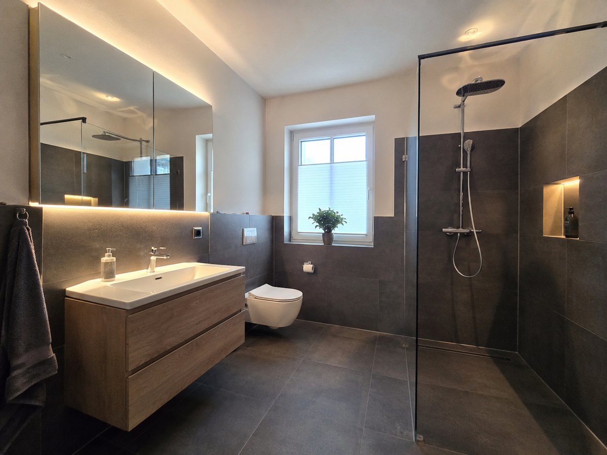 Modernes Badezimmer mit bodengleicher Dusche und hochwertigen Armaturen